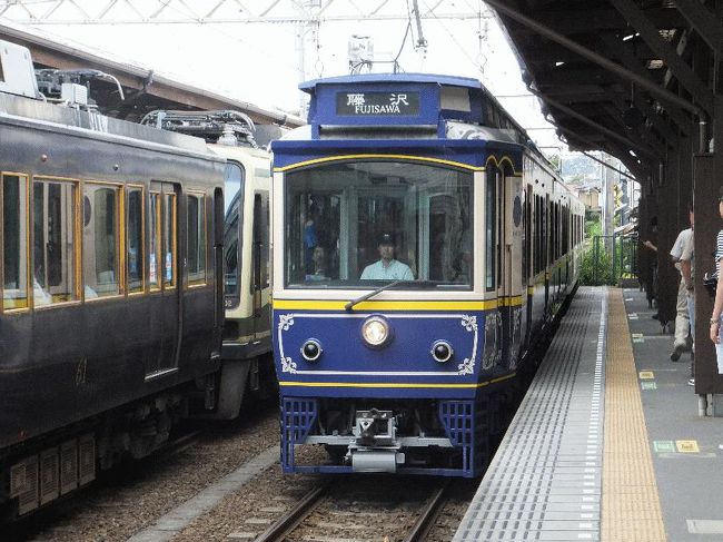 ■はじめに<br />　私は鉄道旅行をメインにしたサイトを開設しているが、必ずしも「鉄道マニア」というわけでもなく、必要に応じて飛行機や船、バスなどにも乗るし、今は手放してしまったが大型二輪を持っていた時分にはツーリングにも出かけたりもした。総じていえば「旅好き」の部類であり、その傾向として「若干鉄分が多い」というだけでしかない。<br />　また、個人的に特定の宗教を信じていることはないが、旅先では宗教的な施設を訪れるのが好きである。長崎の島々で教会めぐりをしたこともあるし、寺院に関しても同様である。<br />　その結果、四国八十八箇所（お遍路）と西国三十三箇所についてはすべて回り終えて「結願（けちがん）」している。お遍路に関してはゴールデンウィーク2年分で行ったもので、前半（43番まで）は折り畳み自転車に野宿セット（一人用テントとシュラフ）を積み、中日の高知と最終日の宇和島以外は公園などで野宿しながらの旅路で、まさに修行であった。それがあまりにもしんどかったため、後半は「長距離移動はJR」「歩ける範囲は徒歩で」とし（それでも徒歩中心であったため体力的にはきつかったが）、無事に88番までたどり着いた際にはそれなりの感慨があったものである（その後、高野山にお礼参りにも行った）。<br />　西国については主に公共交通機関を中心に移動したが、山岳の辺鄙な場所にある寺院も多く、タクシーはいっさい使用しなかったのでそれなりに厳しい道のりであった。<br /><br />　話は逸れるが、7月中盤から8月末にかけては学校の夏休みとなり、またお盆や企業の夏休みも重なるため、公共交通機関や宿泊先は「混む」「高い」であり、さらに「暑い」も加わった三重苦となるため、私は基本的にこの時期には旅行をしないことにしている。<br />　しかし、2か月弱も旅に出ないのは精神上もよろしくない。そこであれこれ考え、東京から近い（混雑する交通機関や宿泊施設を利用する必要がない）観光地を検討したところ、ふと思いついたのが坂東三十三箇所であった。<br />　坂東の場合、その寺院のすべては関東地方内であるため、泊りがけで出かける必要がない。寺院であるから夏休みの子供たちで混雑することもないし、また逆に夏休みだからこそ、青春18きっぷを利用して移動することも可能である。<br />　件の切符は5日分使用できるものである。8月初めから週に1回出かければ、ちょうど9月の頭まで毎週のように小旅行が可能である。そう思い立ったのが7月の末、すぐに納経帳をインターネットで注文し、初回の出発を8月4日に設定した。<br /><br />　なお回り方であるが、お遍路などでは「順打ち」「逆打ち」などあり、いずれにしても順番に従って回ることが多いようであるが、「坂東三十三観音」の公式サイトを見たところ「巡る順序は、決まっておりません」ということであったので、6番目以降は行きやすい順で回ることにした。坂東の各寺院の地図を見ると一目瞭然であるが、順番通りに回ろうとすると、「の」の字を書くようにグルグルと回ってしまうからである。<br /><br />＠江ノ電（ラッピング車両）<br /><br />＊「納経」について<br />　納経とは読んで字のごとく、写経をしてそれを寺に納めることである。しかし現在では、受付で納経帳と小銭（300円）を差し出してご朱印を受けることを「納経」と表現している人も多いため、全体を通して「納経」という語彙を使うことにする。<br />＊基本的には巡礼の旅であるが、私の旅行記の性質上、若干「鉄分多め」になることはご了承いただきたい。<br />＊なお、順序通りに訪問していない等を考慮し、旅行記に関しては都道府県毎にまとめることとした。