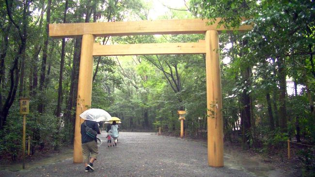 2013年は遷宮の年です<br />前回は出雲大社に行ってきましたので、今回は伊勢神宮に行ってまいりました<br /><br />1日目<br />3：30　神奈川の自宅出発→8：30伊勢神宮(外宮)到着→9：40伊勢神宮(内宮)到着→11：30昼食（すし久）→12：10　おかげ横丁→猿田彦神社→<br />（伊勢スカイライン）→14：40　登山公園→(パールロード)→<br />16:00海の駅黒潮→17：00　津市のホテル<br />2日目　8：15　津市のホテル→御在所SA→上郷SA→浜松SA→<br />14：00神奈川の自宅<br /><br />伊勢神宮の正式名称は神宮だそうです<br />外宮には衣食住の神様豊受大御神、内宮には天照大御神が祀られており、一般には外宮→内宮と廻るルートが正式ルートだそうです。<br />参拝のルールは二拝二拍手一拝だそうです