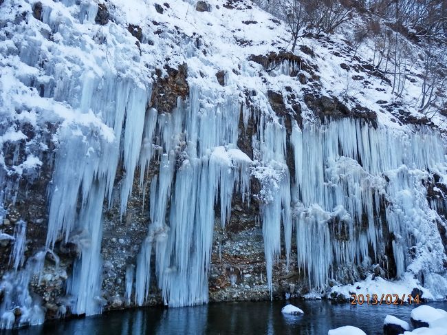 冬の風物詩・氷柱（つらら）・・・奥秩父の「三十槌の氷柱（みそつちのつらら）」を見た時は、自然が造り出す冬の芸術に感動しましたが、信州にも「白川氷柱群」があると知り、１泊２日の冬の旅に出かけました。<br />＜１日目＞　飯田・ふるさと水引工芸館 ⇒ 妻籠宿 ⇒ 白河氷柱群 ⇒ 寝覚ノ床 ⇒ 下呂温泉（泊）<br />＜２日目＞　高山 ⇒ 白川郷　という、信州から飛騨を回る雪のツアー。<br />昨年の冬のドイツ旅行で、少々の寒さには自信が着き、雪に備える靴もコートも手袋も、しっかり準備できています。<br />天気も１日目は晴れ、２日目は雪と、真冬のツアーに相応しい２日間でした。<br /><br />写真は、長野県・木曽町にある白河氷柱群の見事な「つらら」。<br />