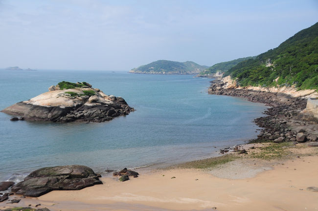 久しぶりに馬祖に癒しの旅★<br /><br />南竿島から北竿島に移動。<br />いつも以上に何も考えず、<br />民宿のある芹壁村から橋仔村まで<br />お散歩しました。<br /><br />人もあまりいない、静かな道を<br />海を眺めながらふらふらと。<br />特別なものを見たわけではないけれど<br />こうやって歩けること、幸せだし<br />贅沢な時間だなぁと思いました。<br /><br /><br />★★　台湾離島の旅　5/24〜5/26　★★<br />1★福州★とりあえず福州<br />http://4travel.jp/traveler/blue_tropical_fish/album/10811099/<br />2★福州★馬祖に向けて出発〜★<br />http://4travel.jp/traveler/blue_tropical_fish/album/10811247/<br />3★馬祖南竿★あの勝利山荘へ<br />http://4travel.jp/traveler/blue_tropical_fish/album/10811797/<br />4★馬祖北竿★芹壁村から橋仔村までお散歩<br />http://4travel.jp/traveler/blue_tropical_fish/album/10813167/<br />5★馬祖北竿★のんびりと夕暮れ散歩<br />http://4travel.jp/traveler/blue_tropical_fish/album/10813617/<br />6★馬祖北竿★中国へのプロパガンダ放送が行われた馬祖播音站<br />http://4travel.jp/traveler/blue_tropical_fish/album/10814273/<br />7★馬祖南竿★帰り道…<br />http://4travel.jp/traveler/blue_tropical_fish/album/10815909/<br />8★福州長楽★旅の終わり<br />http://4travel.jp/traveler/blue_tropical_fish/album/10816080/