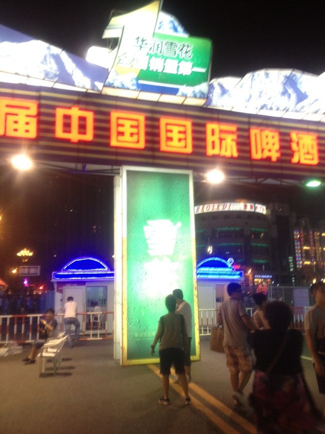 大連ビール祭りが今年(2014)も7月24日に開幕します。<br />7月末辺りから8月の初旬に星海広場で国際ビール祭りが開催されます。<br />(『公園』と『広場』を間違えて居りました。訂正致しました。shanghaiさん、有難う御座います。)<br />その名の通り、国内大手メーカーと欧米のメジャーメーカーが出展して居ました。<br />確か夕方の5時から、夜の10時迄営業して居ました。明るい内に着いて散歩しながら、各ブース(かなりでっかい)を覗いて良さそうなところを見つけると宜しいかと思います。<br />場所によってはトイレが遠くなります。その辺りも気をつけて場所決めされて下さい。<br />また、ブースによっては200元以上の料理をオーダーするのが条件のところも有ります、気をつけて下さい。<br />感想として、ビールのそそぎ方が下手で気の抜けたビールがくる事が、まま有ります。<br />ちょっと気分はでませんが、瓶か缶ビールの方がお勧めです。