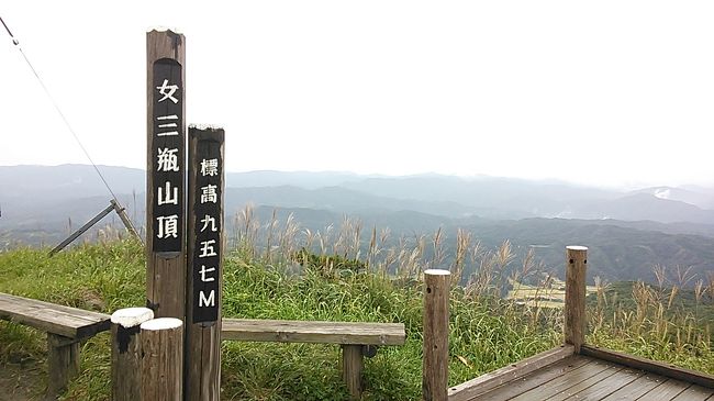 連休は北陸方面白山を予定していましたが、台風18号の影響を受けそうなので、当日いきなり西日本方面に進路変更しました。<br />で、どこに行くかを考えながら走行し、取り敢えず山陰方面だろうと米子まで高速移動。<br />昼食を取りながら考えた末、島根県三瓶山へ行くこと決定。<br /><br />1日目はほぼ移動。<br />2日目は、雨が多少降ったり止んだりしてましたが、ガスが掛かってなく、視界ははっきりと見えていました。<br />三瓶山は色々なコースがあり縦走もできるようになっていて楽しめそうだったのですが、今回は、午後からの天気の心配と時間の都合で縦走は断念し、観光リフト利用で女三瓶山だけ登りました。<br /><br />九重連山をかなりコンパクトにしたような山々という感じで、もう一度訪れて是非縦走したいなあと思いました。<br /><br />その後三瓶温泉に立ち寄ったのですが、まだお湯が入っていなくて利用できませんでした。<br /><br />ここから22キロ程走ると温泉津温泉があるのでそちらに移動しました。<br />ここは、昔の町並みの風景がステキです。<br />お昼頃到着したのですが、このような天候なので以前に比べてちょっと閑散としていました。<br /><br />駐車場も少し離れたところにも止める場所ができていて助かりました。<br />薬師湯の方に入ったのですが、人数も少くゆったりと入れて良かったです。<br /><br />その後近くのカフェで昼食を済ませました。<br /><br />このあと鳥取県大山へと向かいました。<br />米子で降りて、湧水のゴロゴロ水を汲んでいると急に暗くなり、雨が強く降り出しました。<br /><br />徐々に台風の影響が出てきたと思い、ここで宿泊するのをやめて帰宅することに決めました。<br /><br />18時頃再び米子を乗り、21時には大阪市内を走行できたので、案外早く戻れました。<br /><br />折角の3連休だったのに一泊二日で帰ってきてもったいない感じがしましたが、翌日の台風の影響を見て、日曜日に戻っておいて正解だと思いました。<br /><br /><br /><br /><br /><br /><br />