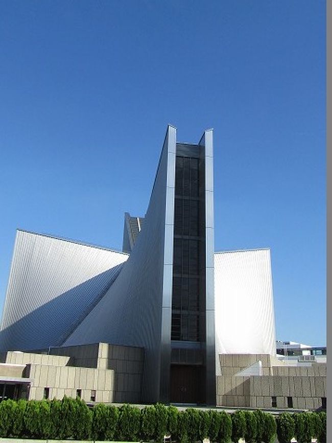 この前、ＴＶ番組「美の巨人たち」で、<br />目白にある「東京カテドラル聖マリア大聖堂」を放映されていました。<br /><br />なんて、ステキな教会！<br /><br />これは行って見なければ！<br /><br /><br />ということで、秋晴れとなった日に、<br /><br />白銀のステキな教会を訪ねてみました。<br /><br /><br /><br /><br /><br />東京カテドラル聖マリア大聖堂<br />http://cathedral-sekiguchi.jp/cathedral/architecture/<br /><br />目白　椿山荘前にあり、　丹下健三氏の設計です。<br /><br /><br /><br />