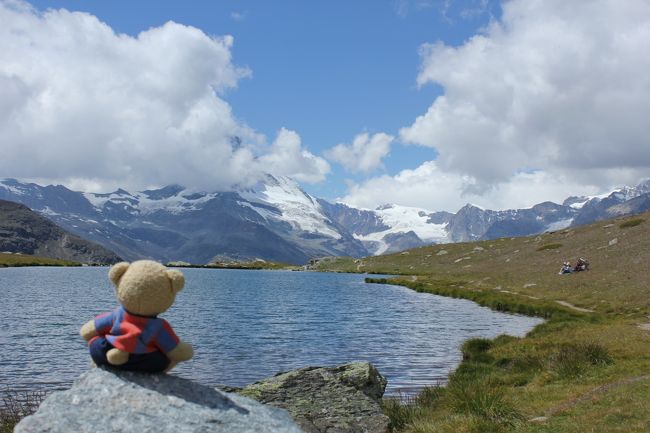 1年前のスイスは天気に恵まれなかったので、リトライしました。<br />二度目のスイスは、前年とても居心地の良かったツェルマットに3泊。<br />天候が悪い事も考え、マッターホルンに絞りました！<br /><br />本格的な登山グッズがなくても楽しめる、スイスのお手軽ハイキングを楽しみました。<br /><br />旅程は、チューリッヒからサンモリッツへ。そこで1泊。<br />翌日サンモリッツから氷河特急でツェルマットへ。そこで3泊。<br />帰りはベルンに数時間立ち寄り、わずかな時間ながら素晴らしい景色を堪能。<br /><br />夫婦2人、大満足のスイスの旅となりました！