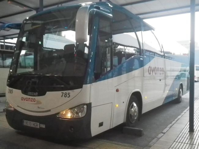 昨日はアンダルシアを代表する町、ミハスの観光。<br /><br />そして今日は、さらに足を延ばして、カサレスまで向かうことにした。<br />マラガにベースキャンプを構えてからもうすでに3日目。ホテルは快適で、駅やバスターミナルまでのアクセスも便利、アンダルシアめぐりは一都市に滞在し色々と足を延ばすのがいいのかもしれない。<br /><br />カサレスという町にマラガから直接バスで向かうことはできない。途中のエステポナまでバスで向かい、そこから路線バスに乗り換えるしかないのだ。<br />とはいえ、路線バスは平日のみ1日2便。しかも時間は午後便のみ。これでは非常に行きづらいので、エステポナから先はタクシーを利用してカサレスを目指す。<br />タクシー代には20分ちょっと乗っていたが、28ユーロと両親的な金額だった。(ちゃんと料金表もあるようだった)<br /><br />今日の行程は・・・<br />マラガ8:30発→10:30エステポナ着 エステポナ発10:35→10:55カサレス着(タクシー)<br />カサレス16:00発→16:45エステポナ着 エステポナ発17:00→18:15マラガ着<br />往復ともにアルヘシラス行き、アルヘシラスからのバスに揺られる。帰りはハイウェイ利用でした。<br /><br />マラガから約2時間30分かけて出向いたカサレスは・・・。<br /><br />帰国後一番良かった場所は、という問いのお互いの答えはこのカサレスだった。<br /><br />日本人ゼロ、観光客の数も両手で収まるほど。そんな田舎町だからこそ感じられるものがあった。