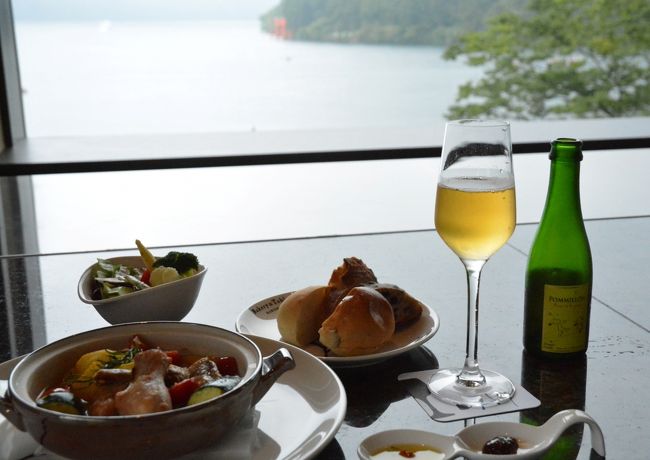 ベーカリー&テーブル箱根は、赤倉観光ホテル、東府や Resort & Spa-Izu がプロデュースし7月に元箱根の芦ノ湖畔にオープンしたベーカリーです。<br /><br />1階ではパンの販売、2階は購入したパンをお飲み物といっしょにいただけるカフェ、3階はレストラン。<br /><br />目の前には芦ノ湖が広がり、絶景を眺めながら3階のレストランでランチをいただきました。<br /><br /><br />ベーカリー&テーブル箱根のHPは、こちらです↓<br />http://www.bthjapan.com/<br />