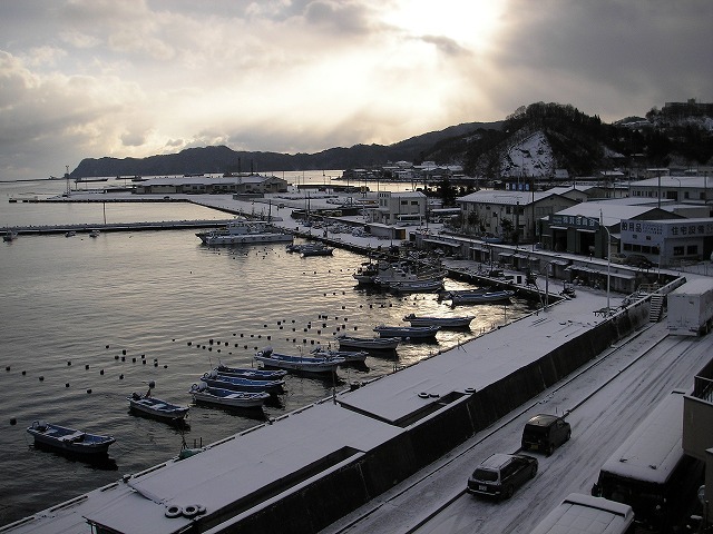 「旅の記録」（23）・・・遠野・釜石・陸中<br /><br />　岩手県　遠野・釜石・陸中　「旅の記録」です。　<br />　北三陸は2013年のNHK朝の連ドラ「アマちゃん」の舞台。<br />　「アマちゃん」は北三陸の方言である「ジェジェジェ」を全国区にしました。<br /><br />　遠野は2005年夏放映のアニメ映画「河童のクゥの夏休み」の舞台ともなった民話のふるさとです。<br />　いっぽう”ザシキワラシ””かっぱの話”などで知られる柳田国男の「遠野物語」は、遠野を伝承民話の宝庫として一躍有名にしましたね。厳しい寒さに耐えながら温かい春を待ち、いろりを囲み、親から子へ、子から孫へと語り継がれた民話は伝承文化となり、今も遠野に残っています。<br /><br />2005	年　平成17年12月の訪問記です。<br /><br /><br />　<br /><br /><br />