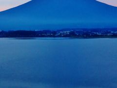 河口湖畔c 　富士山！夜明け前から刻一刻と　☆　秀峰閣湖月 部屋の窓～