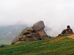 モンゴルの風（３）　亀石、アリヤバル寺院への雨中行