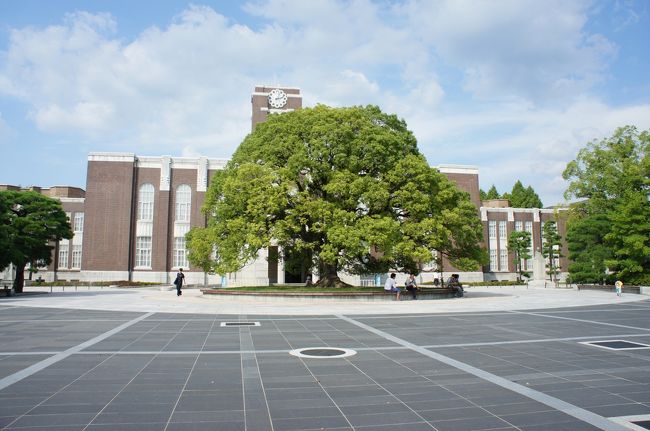 2013年秋，京都大学の吉田キャンパスを歩いてみました！<br /><br />まずは百周年時計台記念館と京都大学総合博物館へ。その後，京大前にある老舗カフェ「進々堂」に立ち寄りました。少し見るつもりで行ったのに，あちこち回っているうちに日が暮れてしまいました(笑)<br /><br />