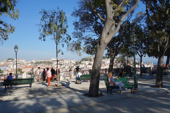 今年の夏休みの行き先は例年になく決定に時間がかかりました。なかなかこれという行き先が見つからなくて・・・そんなときさとなおさんのブログにポルトガルの記事があり、これだ！と思いました。ご飯がおいしくてのんびり。そんな旅行がしたくてポルトガルに行ってきました。<br /><br />６日目はリスボンの街を散策。グルベンキアン美術館へ行った後は28番の路面電車に乗ってみたり、エレベーターに乗ってみたり、リスボンらしいところを回ってみました。<br /><br />ーーーーーーーーーーーーーーーーーーーーー<br />スケジュール<br />2013/9/14<br />フィンランド航空でヘルシンキ経由でリスボンへ。<br />2013/9/15<br />リスボン観光<br />2013/9/16<br />カルダス・ダ・ライーニャ経由でオビドスへ。<br />2013/9/17<br />オビドスからエヴォラへ。<br />2013/9/18<br />エヴォラ観光ののちリスボンへ。<br />2013/9/19<br />リスボン観光<br />2013/9/20<br />シントラ、ロカ岬観光。<br />2013/9/21<br />帰国
