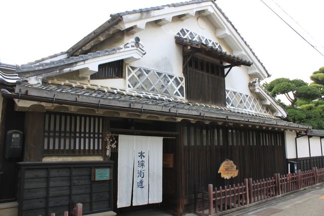 世界遺産の石見銀山には、’07年に一度行きましたが、その当時は大久保間歩に行けなかったので、ここには是非とも行きたく、今回 世界遺産センター主催の大久保間歩一般公開ツアーに参加してきました。<br />その帰りに、時間つぶしに立ち寄ったつもりの出雲市平田町の木綿街道でしたが、古い街並みがしっかり残りとてもよかったです。<br />その後再度、松江市の嫁ヶ島の夕陽を見に出かけましたが、今回も雲が出てきて今一な夕陽になりました。<br />翌日、横山大観の絵画や魯山人の焼き物と庭園で有名な大谷美術館に立ち寄り、帰宅しました。<br />今回の旅程は、<br />9月22日(日)家をマイカーで出発し石見銀山の大久保間歩と大町見学、その後木綿街道散策後松江市へ移動<br />9月23日(月大谷美術館見学後帰宅<br />ちなみにタイトルの銀の道は石見銀山から温泉津(ゆのつ)までの道、木綿街道は、出雲市平田町にあり、東に宍道湖、東西を貫流する船川と水路に恵まれたところで、古くから商家の荷を運ぶ市場町として利用されて来たところだそうです。<br />特に、江戸末期から明治初期にかけて、「平田木綿」は、大阪や京都で良質の木綿として高く評価され、遠方との取引が行われるようになり、ここを木綿街道と言われるようになったとのことです。<br />木綿街道、は今回あまり期待していなかったのですが、古い街並みが残り、とても素敵な街道の一つだと思います。