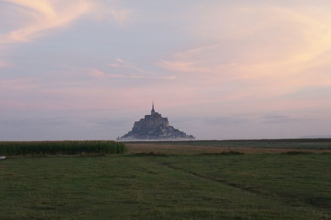 一昨年の南フランス、昨年のリヨン・アヌシーに続く、フランスの田舎町探検。今回はモンサンミッシエルとバスノルマンディ地域圏をレンタカーで勝手きままに旅しようというもの。フランス語はほとんど解らず、英語もちょぼちょぼで果たして大丈夫か？ヨーロッパを自由旅行したいと思っている方に勇気と希望を与える感動の旅行記。まずは　パリ　→　モンサンミッシエル　→　ポントルソン　→　フージェール　→　サン・セヌリ・ル・ジェレ　→　リヴァロ　→　ブーヴロン・アン・オージュ。