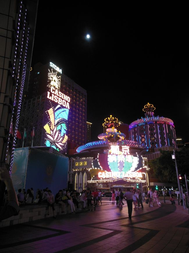 夏休みにMacau, Hong Kong, Singaporeへ。<br /><br />【航空会社】<br /> Cathay Pacific Airways (キャセイパシフィック航空)<br />【 クラス 】<br /> Business Class (ビジネスクラス)<br />【 宿 泊 】<br /> Grand Lisboa Macau (グランドリスボア マカオ)