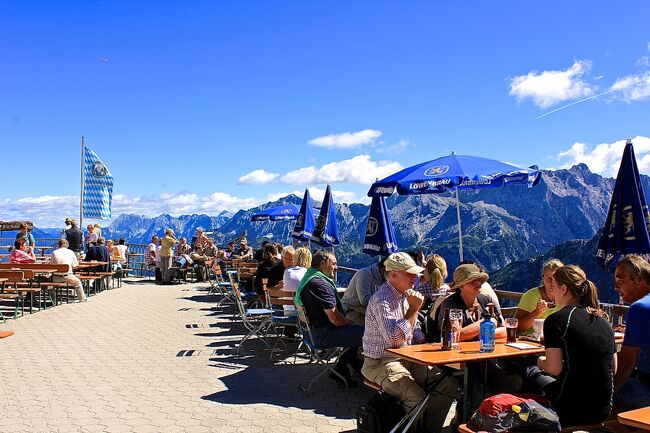 Zugspitze（ツークシュピッツェの山頂駅）から<br />ロープウエイと登山電車を乗り継いで<br />Alpspitze  （２，６２８m）を臨む<br />展望台へ行き　またまた<br />ロープウエイと登山電車を乗り継いで<br />ガルミッシュ・パルテンキルヘン駅<br />へ帰る　大満足の一日でした。