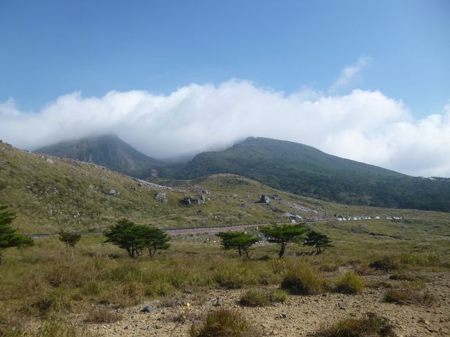 宮崎・霧島・熊本・島根を巡る旅<br />2日目、霧島・えびの高原<br /><br />宮崎駅から特急きりしまで霧島神宮駅まで移動<br />霧島温泉までバスで移動し、ホテルに荷物を預ける<br />再びバスに乗り霧島神宮へ行く<br />バス停脇にあった御菓子屋で焼きどーなつを食べてえびの高原までバスに乗る<br />えびの高原では池をめぐる遊歩道を歩く