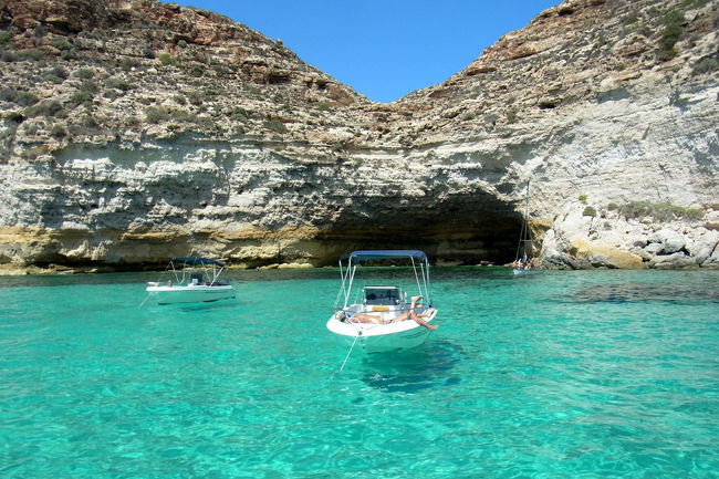 「Tripadvisor Travelers'Choice 2013, Top 25 Beaches - World 」で1位に選ばれた、世界一の透明度と言われる海を見たくて、ちょっと遅めのヴァカンス旅行に行ってきました。<br />イタリア+マルタ共和国、友人と10日間の2人旅です。<br /><br />★ランペドゥーサ<br />マルタ島とアフリカ大陸(チュニジア)の間くらいに位置するイタリア最南端の島。 <br />宿のオーナーの船で島をくるっと1日クルーズ♪<br />小さな島ですが時間や場所によって様々な海の色が楽しめます。<br />バス&徒歩でアクセスできる「ラビット・ビーチ」は遠浅で超人気のビーチ!白い砂浜には人・人・人。<br /><br />出掛ける前に丁度日本で、公開されていた「海と大陸 TERRAFERMA」<br />---地中海に浮かぶ小さな島リノーサ。青い海、青い空、輝く太陽のもと、海の掟に生きる家族と、必死の思いで海を渡ってきた母子の心の交流。 世界の歪みと人間としての良心を描く、現代イタリアの心揺さぶる感動作!--<br />リノーサ島はランペドゥーサから船で1時間ほどの火山島です。<br />http://umitotairiku.jp/<br />とても興味深い映画でした。<br />が、観光シーズンだけ賑わう寂れた漁村の暮らしと、アフリカ大陸から漂着するの難民の問題...<br />ちょっとヴァカンス計画に浮かれていた気分が萎えました。<br />