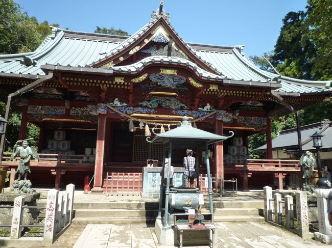 いつものように急に思いついて(前夜)、<br />前々から気になっていた高尾山に初ハイキングに行ってきました。<br /><br />高尾山は観光ミシュランで三ツ星を獲得しており、土日祝日やGW、秋の紅葉シーズンは通勤ラッシュのような激混みになるようです。<br /><br />9月下旬という中途半端な時期の平日に行ったため、登山道もリフトなどもガラガラに空いててラッキーでした。また今回一人で行きましたが、意外にも一人で来ている人は男女ともたくさんおり、ちょっと安心しました。<br /><br />天気も快晴で気温もちょうどよく、爽快な一日を過ごせました。<br /><br /><br />