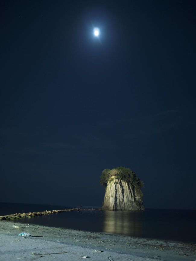 初めての北陸旅行。<br /><br />1日目　能登半島　千枚田〜珠洲<br />2日目　能登半島　禄剛崎灯台〜輪島市場〜金沢へ移動<br />3日目　金沢観光<br /><br />1日目の夜について書いてます。<br /><br /><br />◆行動概要<br /><br />・宿にチェックイン<br />　のとじ荘<br />　http://www.notojiso.com/<br />　ホームページの見附島の写真を見てこの宿に決めました。<br />　部屋、サービス、食事、お風呂、ロケーションを考えるとコスパに優れている宿だと思います。<br /><br />・珠洲市にある星の観察館で天体鑑賞会に参加。<br />　満点星<br />　http://mantenboshi.jp/<br />　電話で予約して集合時間に行くシステム。<br />　月が見えるときは月を中心に、月が見えてないときは星を中心に　観望するようです。<br /><br />・ホテルに戻り、ライトアップされた見付島まで散歩。