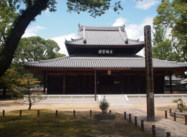 博多駅の近くにある禅宗寺院の承天寺は、うどんやそば・饅頭や博多山笠発祥の地としても有名です。市道によって二分された寺院に戸惑いながら拝観し、我が国最初の禅寺という聖福寺にも行きました。青空が見えてきて、お寺の建物もとても美しく見えました。