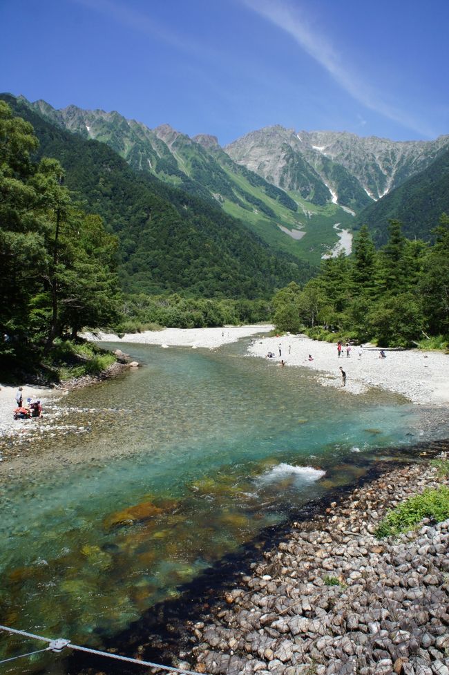 気温37℃の灼熱の松本を離れて、山岳リゾート上高地へ行きました。<br /><br />溶けるような暑さの盛夏真っただ中、ここはほんと別世界。<br /><br />空気がひんやりして、「上着持ってくれば良かったかな？」って感じの涼しさで最高に気分が良かった。<br /><br />パンフレットや旅行雑誌などで何度も見て憧れてた光景を、ようやくこの目で見ることが出来て感動しました。