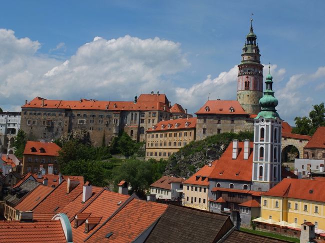 初めての一人海外旅行、初めてのヨーロッパ。<br />ホテルと航空券のみの手配でチェコ、スロバキア、ポーランドの世界遺産をまわってきました。<br />スケジュールは以下の通りです。<br />1~2日目:出国~ドバイ経由~プラハ市街観光<br />3日目:チェスキー・クルムノフ観光~スロバキアへ移動<br />4日目:スピシュ城~レボチャ~ポーランドへ<br />5日目:アウシュビッツ~クラクフ市街観光<br />6~7日目:ヴィエリチカ~クラクフ市街観光~モスクワ経由~帰国<br /><br />3日目は出国からチェスキー・クルムノフ観光です。
