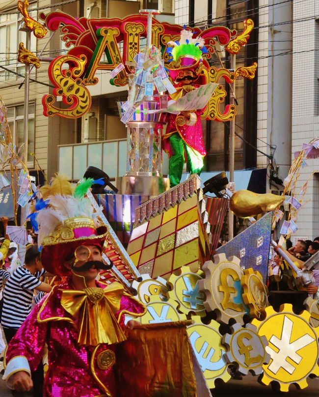 浅草サンバカーニバルは、東京都台東区浅草で行われるサンバのパレード及びコンテストである。第1回は1981年に行われ、2013年で32回を迎えた。日本で最大のサンバカーニバルのコンテストとして知られる。浅草サンバカーニバル実行委員会による主催で、毎年8月の最終土曜日に開催される。 約50万人の人出がある。<br /><br /> 特にトップリーグであるS1リーグでは、エスコーラ・ジ・サンバ（略称：エスコーラ）といわれる大規模なチームによって順位が競われる。これら大規模なチームは、カーホ・アレゴリア（略称：アレゴリア）といわれる大がかりな山車を製作し、また ファンタジアと呼ばれる衣装をブラジルに発注製作したものを使用するなど、大規模に展開するチームが年々多くなっている。<br /><br />そもそもサンバには様々なスタイルがあり、このようにヂスフィーレと呼ばれるパレード・行進するサンバは「動くオペラ」とも評される。これは毎年、各チームがEnredo（エンヘード、物語やストーリー、テーマ）を決めて、それに基づいた楽曲や衣装、山車を製作し、それをパレードによって表現し、審査によるコンテスト形式で順位を競うからである。<br />このように、近年の浅草におけるサンバカーニバルでは、S1リーグに出場するチームを中心に本格化させようとする傾向が強くなっている。<br />（フリー百科事典『ウィキペディア（Wikipedia）』より引用）<br /><br />浅草サンバカーニバルについては・・<br />http://www.asakusa-samba.org/<br /><br />G. R. E. S. エスコーラ・ヂ・サンバ・サウーヂ　については<br />http://gressaude.com/rj/<br />