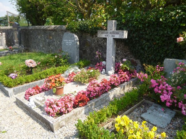 スイス個人旅行の際、ジュネーブからベルンに向かう途中、時間があったので、オードリー・ヘップバーンの墓を訪れることにしました。<br /><br />ル・マン湖畔の小さなトロシュナという村の墓地なので、すぐ見つかるかと思ったのですが、意外と手間取り、結局は村役場の方に訊ねてやっと見つけました。<br /><br />思った通り、日本人の方もお参り来ていた様で、花束が供えられていました。