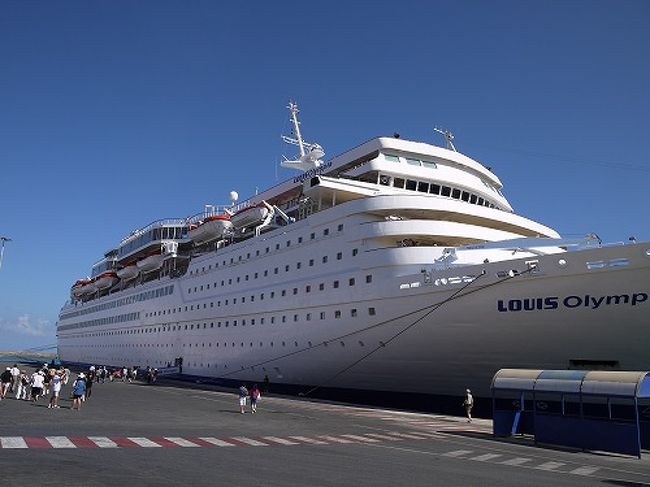 この旅行記は本編の付録として大型クルーズ船Louis Olympia号の乗船体験が中心になっています。よってクルーズ船内外の様子や設備の紹介がメインで,写真の順番は時間の前後と合っていません。クルーズの旅なんて退屈で・・・などと思っていたのとは逆に,結構充実した時間が過ごせました。本編の「エーゲ海クルーズの旅」は http://4travel.jp/traveler/cozy_n/album/10817601で,その構成は 第1編:フォトジェニックなミコノス島 第2編:トルコのエフェソス遺跡とグランドバザール 第3編:パトモス島(エーゲ海)での海水浴 第4編:クレタ島のクノッソス遺跡と博物館 第5編:エーゲ海珠玉のサントリーニ島となります先の「南イタリアとギリシャの世界遺産をめぐる旅」を姉妹編として用意しています。 http://4travel.jp/traveler/cozy_n/album/10816617/