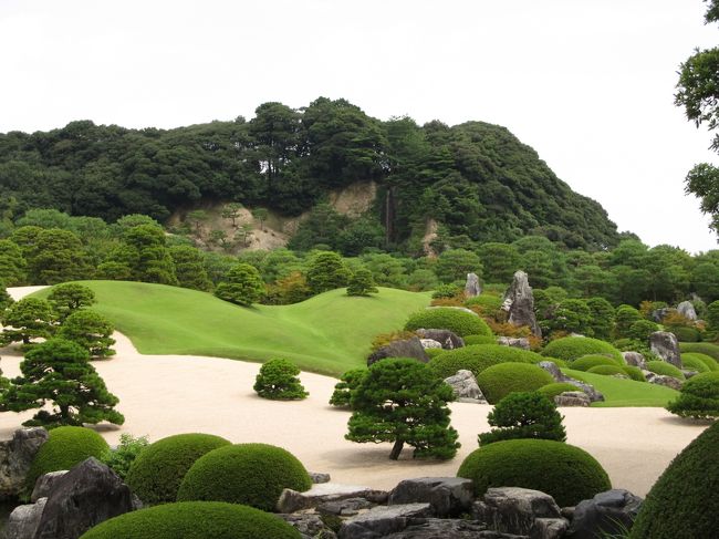 ２回目になる島根県内一人旅です。前回はデジカメを持ってなくてあまり写真を撮れなかったので、再訪した場所も含めてたくさん写真を撮ってきました。<br /><br />まずは安来節でおなじみの安来市にある足立美術館で、アメリカの雑誌の投票で１０年連続（だったかな？）日本一に選ばれている庭園を見てきました。