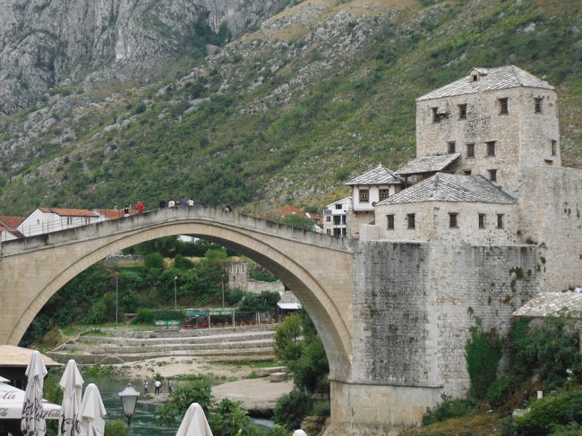 オスマン帝国支配下に有ったトルコ文化の残る国です。<br />有名なのは、「スタリ・モスト」と言う１５５６年建てられた橋で、ボスニア語で「橋の守り人」だそうです。<br />伊勢神宮の宇治橋もさる事ながら、基本的に橋は橋台と言うのが有るのですが、この橋は、両岸側からアーチ状に設計されており、当時としては最新式技術の結集で作られたようです。<br /><br />街中には、たった、１９年前の悲惨な銃弾攻撃の痕跡の残る建物も存在し、当時を知らない私達でさえ、戦争の悲惨さが、身に染みて、私にとっては、悲しき街の象徴と成りました。<br /><br />しかし、現地の方々に数人お話伺うと、独立したからには、頑張ると言うイメージで、戦後の日本そのままは、生まれてないので知りませんが、聞いたような話だと、つくづく、この橋のたもと、モスタル博物館の下の本屋さんで、当時の映像が無料で流れており、ハタハタと涙に無声で居りました。<br /><br />＝＝＝＝＝＝＝＝＝＝＝＝＝＝＝＝＝＝＝＝＝＝＝＝＝＝＝＝＝＝<br />投稿当初は１８２枚あった写真を削除しました<br />と言うのは、この４トラベルさんの規定が、質問しててやっと送って来たからです。<br />先ずは旅行記の投稿はポイントとなる規定がかなり厳しい事です。下記に成ります。皆さんご注意を！<br /><br />☆注意☆<br />「旅行記の投稿によりポイントを獲得できる<br />「旅行記投稿キャンペーン」に関しては、<br />下記の応募条件を満たした旅行記がキャンペーンの対象になります。<br /><br />・キャンペーン期間中に投稿された旅行記であること。<br />・旅行時期が2009年1月以降であること。<br />・写真枚数が20枚以上投稿されていること。<br />・投稿された全ての写真にコメントがついていること。<br /><br />だそうです。だから写真と写真の間に間が無くて、全部コメントしないと行けないと言うので、コメントして無い物を削除しました。<br /><br />なんだか、かなり味気ない旅行記に成りました。<br /><br />このような街を知って頂きたかったんですが、コメントのしようが無い時も有るのですが、そうゆう規定だそうです。とても残念です。<br />＝＝＝＝＝＝＝＝＝＝＝＝＝＝＝＝＝＝＝＝＝＝＝＝＝＝＝＝＝＝<br /><br />既に行った事のある友人の話では、夜はライトアップされ、今は綺麗だそうですが、戦争中この橋も爆撃され、再建された模様です。<br /><br />今平和な我が国で、こうして居られるのも、本当に幸せなんだと、改めて思う次第です。<br />この国が、今後、国民の皆さんの努力で、大きく成るよう祈りつつ、掲載したいと思います。