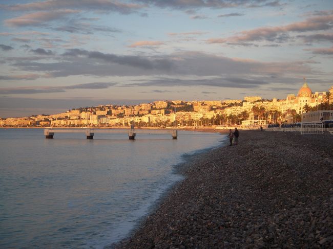 ボンジュールはフランス語で「こんにちは」です。<br />写真は南フランスの朝日を浴びるニースの海岸です。<br /><br />今回は１０年ぶりのフランス旅行、それも前回はパリだけだったので、今回は南フランス中心にモンサンミシェルも寄ってざっと一回りです。<br />旅行中、思いの外、日常的にフランスの芸術、特に絵画にふれることができました。<br /><br />１０月７日　成田から乗り継ぎでニースへ<br />１０月８日　モナコとニース近郊観光　<br />１０月９日　シャガール美術館とアヴィニヨン観光<br />１０月１０日ボン・デ・ガール、アルル観光<br />１０月１１日カルカッソンヌ観光<br />１０月１２日サン・テミリオン観光<br />１０月１３日ＴＧＶで移動後ロワール地方古城巡り<br />１０月１４日モンサンミッシェル観光<br />１０月１５日オンフール観光<br />１０月１６日パリ観光<br />１０月１７日パリ発<br />１０月１８日成田着<br /><br />旅行時のレートは１ユーロ＝１３１．６円、１USドル＝９６．９円