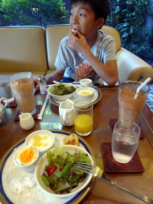 リゾーピア箱根では新和食はなのバイキング、日本料理樹林の和朝食膳、そしてラウンジロイヤルウッドでアメリカンとコンチネンタルの朝食が頂けます。<br /><br />朝食は軽く済ます我家なので、この日もラウンジロイヤルウッドでコンチネンタルの朝食を頂くことにしました。<br />