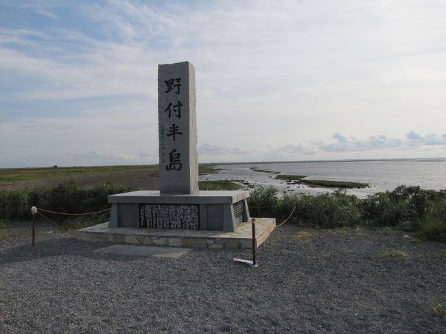 ３月の日本最西端に引き続き、今度は最東端の納沙布岬へ行ってみようと計画を立ててみました。<br />最初は一人でレンタカーで回ろうと思いましたら、地元の友人も札幌から駆けつけ、みんなで回ることになりました。<br /><br />中標津空港から野付半島、根室、納沙布岬、厚岸、釧路湿原、川湯温泉、屈斜路湖、摩周湖を回ろうとする約５００ｋｍの２泊３日の旅です。<br /><br />１日目　中標津空港へ到着、一路野付半島経由で根室までの旅です。<br /><br />最東端の地　納沙布岬をめざして１（野付半島編）<br />http://4travel.jp/traveler/uni4/album/10818186/<br /><br />最東端の地　納沙布岬をめざして２（納沙布岬・厚岸編）<br />http://4travel.jp/traveler/uni4/album/10818385/<br /><br />最東端の地　納沙布岬をめざして３（屈斜路湖・摩周湖編）<br />http://4travel.jp/traveler/uni4/album/10818422/<br />