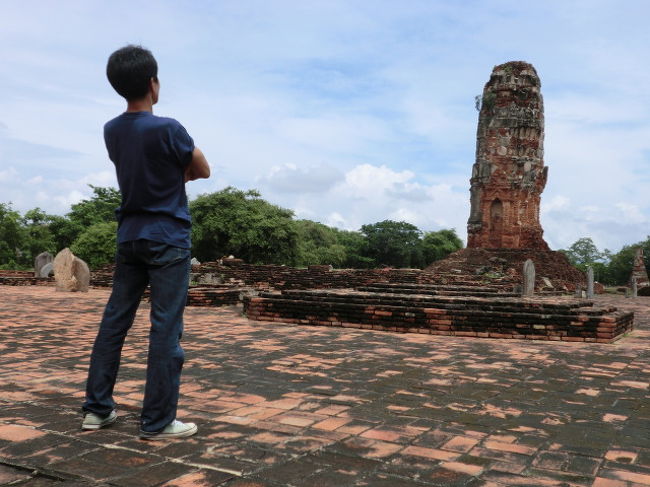 9/30<br />4年半前の初めてのタイ旅行でも訪れてはいたので前日まで行くかやめようか迷っていたアユタヤ。<br />でもまだ見ていない所もあるので、といういい理由(言い訳？)を見つけたので日帰りで行ってきました。<br />雨季のアユタヤは前回と違った趣があり行って正解でした。<br /><br />16時にバンコクに戻ってからはショッピング街をブラブラしました。<br /><br />１バーツ≒3.5円