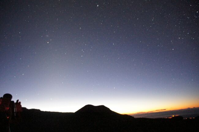 ハワイ島2日目は何と深夜1時に開始です。<br /><br />前夜にBBQを済ませ、日付が変わる0時過ぎまで仮眠。<br /><br />深夜？早朝？ピックアップでマウナケア山頂星空観測＆サンライズのツアーに参加してきました。<br />恐れていた高山病にもならず、満天の星空は前回のキラウエアツアーで見たものよりもはるかにスゴイものでした。<br />ツアーガイドさんがとても良い方で三脚を貸してくれたり星空の撮り方を教えてくれたりしたのでとっても良い写真が撮れました。<br /><br />沢山の流れ星も人工衛星も見られたので満足。<br />星明りがあんなに明るいというのにも驚かされたし、4200mなのに何故かあまり高さを感じないのは尾根が広大だからでしょうか？<br /><br />とにかくハワイの大自然にはいつも感動の一言です。