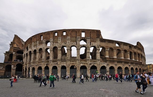 JTBのパックツアー 12日間のイタリア旅行記です<br /><br />1〜2日目は、ほぼ移動<br />3日目にアルベロベッロとマテーラを回りました<br />4日目はポンペイ遺跡とアマルフィ<br />5日目はカプリ島、青の洞窟とナポリ観光でした<br /><br />今回は6日目のローマ前編です <br />