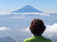 乾徳山登頂：雲上の富士を見る