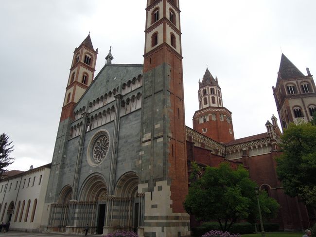 トリノからミラノへ戻る途中でvercelliに立ち寄りました。<br />ミラノへ行くまでに手頃な町がないかなと探していたら、教会が多い町ということで見所もあるようなので行ってみました。