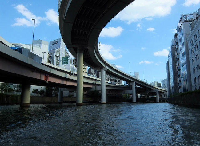 船はいよいよ日本橋川へ<br /><br />義臣旅記<br /><br />江戸　日本橋川　巡航　上<br />http://4travel.jp/traveler/jiiji/album/10538737/ <br />江戸　日本橋川　巡航　下<br />http://4travel.jp/traveler/jiiji/album/10538877/<br />江戸　神田川　　巡航　上<br />http://4travel.jp/traveler/jiiji/album/10540470/<br />江戸　神田川　　巡航　下　隅田川へ<br />http://4travel.jp/traveler/jiiji/album/10540745/<br />橋の上から　柳橋付近 <br />http://4travel.jp/traveler/jiiji/album/10541693/ <br /><br /><br />義臣旅記　隅田川シリーズ<br />２０１０<br />スカイツリーの見える浅草から川風に吹かれて　日の出桟橋へ　上<br />http://4travel.jp/traveler/jiiji/album/10519129/ <br />スカイツリーの見える浅草から川風に噴かれて　日の出桟橋へ　下<br />http://4travel.jp/traveler/jiiji/album/10519347/<br />２０１１<br />隅田川を下る　東京都北区ー１　始点　青水門から<br />http://4travel.jp/traveler/jiiji/album/10608720/<br />隅田川を下る　東京都北区ー２ 神谷橋<br />http://4travel.jp/traveler/jiiji/album/10609203/<br />隅田川を下る　東京都北区ー３ 豊島橋<br />http://4travel.jp/traveler/jiiji/album/10609658/<br />荒川遊園地から隅田川を望む<br />http://4travel.jp/traveler/jiiji/album/10621042/<br /><br />２０１１<br />浜離宮恩賜庭園より水上バスで浅草へ　隅田川　遡るー１<br />http://4travel.jp/traveler/jiiji/album/10601651/<br />２０１１<br />浜離宮恩賜庭園より水上バスで浅草へ　隅田川　遡るー２<br />http://4travel.jp/traveler/jiiji/album/10601651/<br />２０１１<br />東日本大震災、、直前　浜町公園　隅田川<br />http://4travel.jp/traveler/jiiji/album/10555301/ <br />