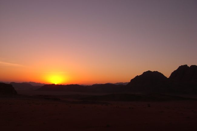 午前中にぺトラ遺跡の見学をした後は、この旅、第二の目的である砂漠で一泊がまっています<br />今まで見たことのない雄大な景色に圧倒され、気分は爽快！！！<br />