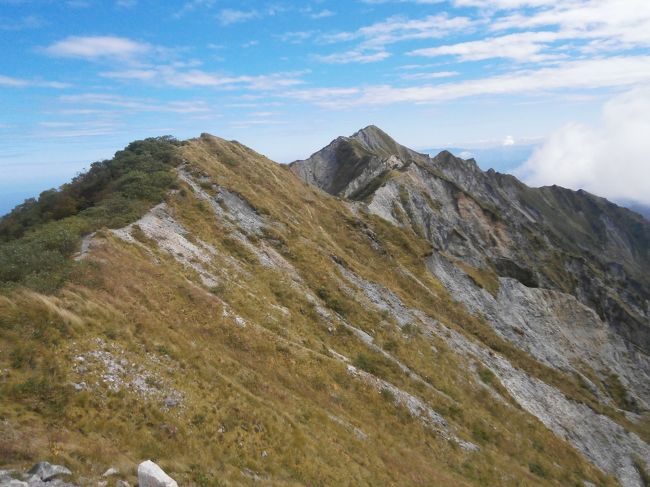 中国地方の最高峰の大山に登頂しました。<br />標高自体は１７０９Ｍということで、そこまで高くはないですが、登山口から１０００Ｍ近く登りますので、登りごたえがありました。<br />また、登るにつれ大きな日本海が見えますし、南壁をはじめ大山独特の岩石山頂の風景も良かったです。