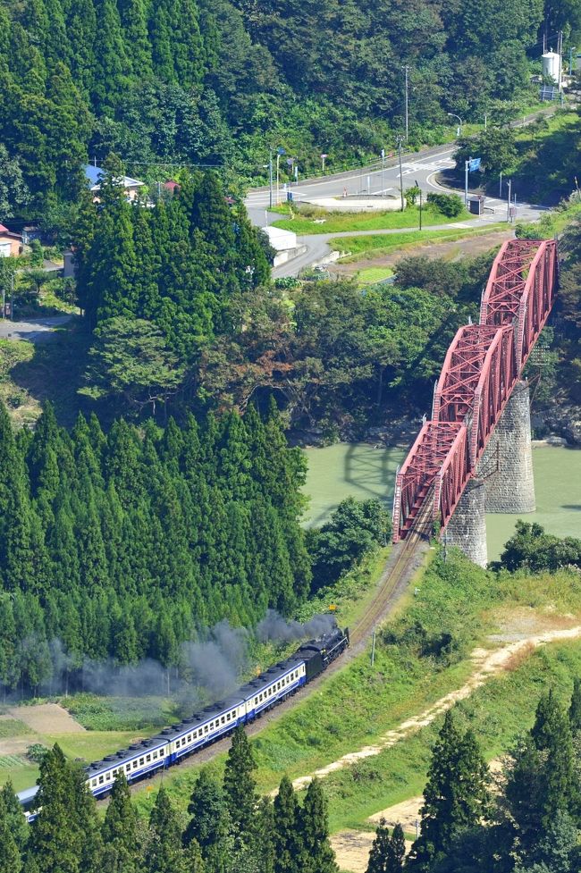 ＳＬの旅シリーズ第31回目, ＪＲ磐越西線”ＳＬばんえつ物語号　Ｃ57形180号機&quot;+第５弾　俯瞰行脚の旅 (日出谷の鉄塔俯瞰編）です。<br /><br />９月の連休を利用して鉄友の俯瞰人さんと２人で俯瞰撮影してきました。天気も良好でしたが靄がかかり余り俯瞰撮影に適した天気ではありませんでした。<br />冬場の空気の乾燥した日の方が視界も良く景色全体がはっきりと見えるのですが、残念ながらＳＬ磐越物語号は雪の為運行しておりません。<br /> <br />５月に行った時、上から５番目の鉄塔から山頂の１番上の鉄塔は見えておりましたが、草ボウボウの茂みの中３番目の鉄塔まではなんとか頑張って行きましたが、保線道（登山道）が見当たらず断念してしまいました。<br />今回は俯瞰の達人の俯瞰人さんになんとか山頂まで行きたいので、お願いして同行して貰いました。<br />さすが俯瞰人さんはベテランですぐに獣道から保線道を見つけて貰い<br />約１時間で山頂付近の１番上の鉄塔まで行け、念願の鉄塔俯瞰に到達できました。<br /><br />この場を借りて、今回、俯瞰人さんには３日間俯瞰にお付き合いして貰い、色々ご助言を賜り深く御礼申し上げます。<br /><br />ありがとうございました。これからも宜しくお願い致します。