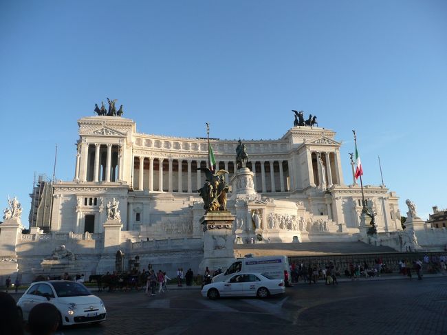 9月 15日、雨。16日、晴れ。<br />9月の3連休の谷間にお休みを頂いて、イタリアとフランスのコート・ダジュールに行ってきました。ローマ、ミラノなど、家内のショッピングのお供がメインで、私は合間に市内観光をするといった旅行でした。日本を発つとき、台風が接近していて出発が遅れ、パリでの乗り継ぎが大丈夫かと心配しましたが、ローマ到着後は天候にも恵まれ、大きなアクシデントもなく無事、旅行を終えることができ、良かったです。<br /><br />ただ、円安で一頃に比べて、3割程度、高くなっていて、ホテル代をはじめ費用が余分にかかって痛かったです。<br /><br />写真はローマの「ヴィットーリオ・エマヌエーレ2世記念堂」です。<br /><br />以下、イタリア~コート・ダジュールの旅の日程です。<br /><br />■ 9/15 (日) 成田→パリ経由→ローマ<br />■ 9/16 (月) ローマ(終日) <br />□ 9/17 (火) ローマ→ミラノ<br />□ 9/18 (水) ミラノ(終日) <br />□ 9/19 (木) ミラノ→ニース <br />□ 9/20 (金) ニース→モナコ→ヴィルフランシュ・シュル・メール→カンヌ→ニース<br />□ 9/21 (土) ニース→ラ・スペツィア<br />□ 9/22 (日) ラ・スペツィア→ローマ<br />□ 9/23 (月) ローマ→ヘルシンキ→成田<br />□ 9/24 (火) 成田着