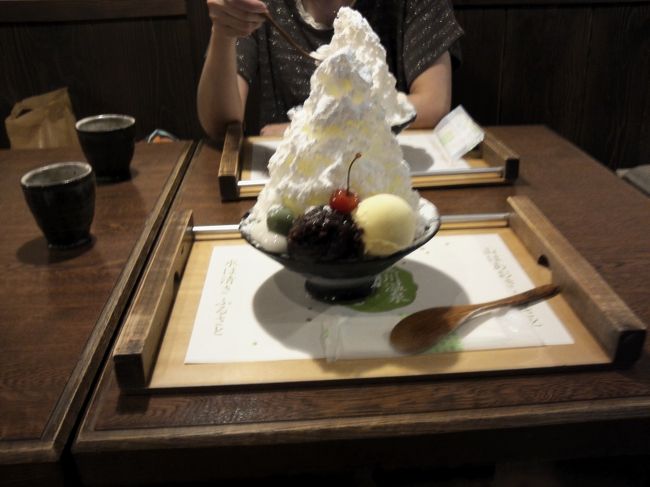 実は前回黒川温泉へ行った折、雪山（かき氷スイーツ）は少しだけ食べただけだったので今回再度、食べに行ってきました。今回は、５７号線を北上し、内の牧から大観望へ登り南小国へ。ワンパターンですが蕎麦街道で昼食をとり、黒川温泉へ入りました。黒川では、南城苑の立ち寄り湯でさっぱりした後、念願の雪山を食べました。かき氷の上にミルクではなく、砂糖がかけてあり、白玉・あずきあん・ソフトクリームが配してあり甘いもの好きにはたまらないスイーツではないかと思います。