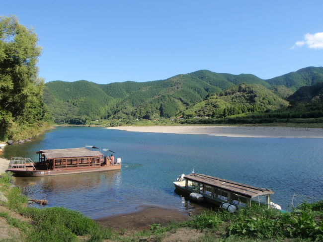 四国４県をまわるJTBのツアーに参加しました。<br />２日目は愛媛県奥道後ホテルからスタート。<br />伊予かすり会館、松山城（車窓より）、内子の街並み、宇和島真珠会館へ行った後、<br />高知県へ入り、四万十川、安並水車群、竜串へ。