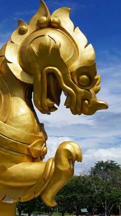 Sabaai! Northern Thailand（10）シンハビール直営のライ・ブンロートに立寄り、銀に輝くワット・ロイクンを参拝する。
