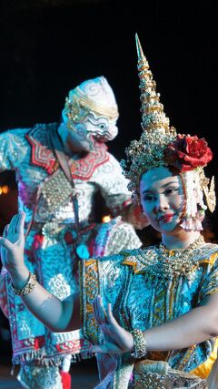 Sabaai! Northern Thailand（13）クム・カントークディナーで伝統舞踊を楽しみ、夜空へコム・ローイを揚げる。