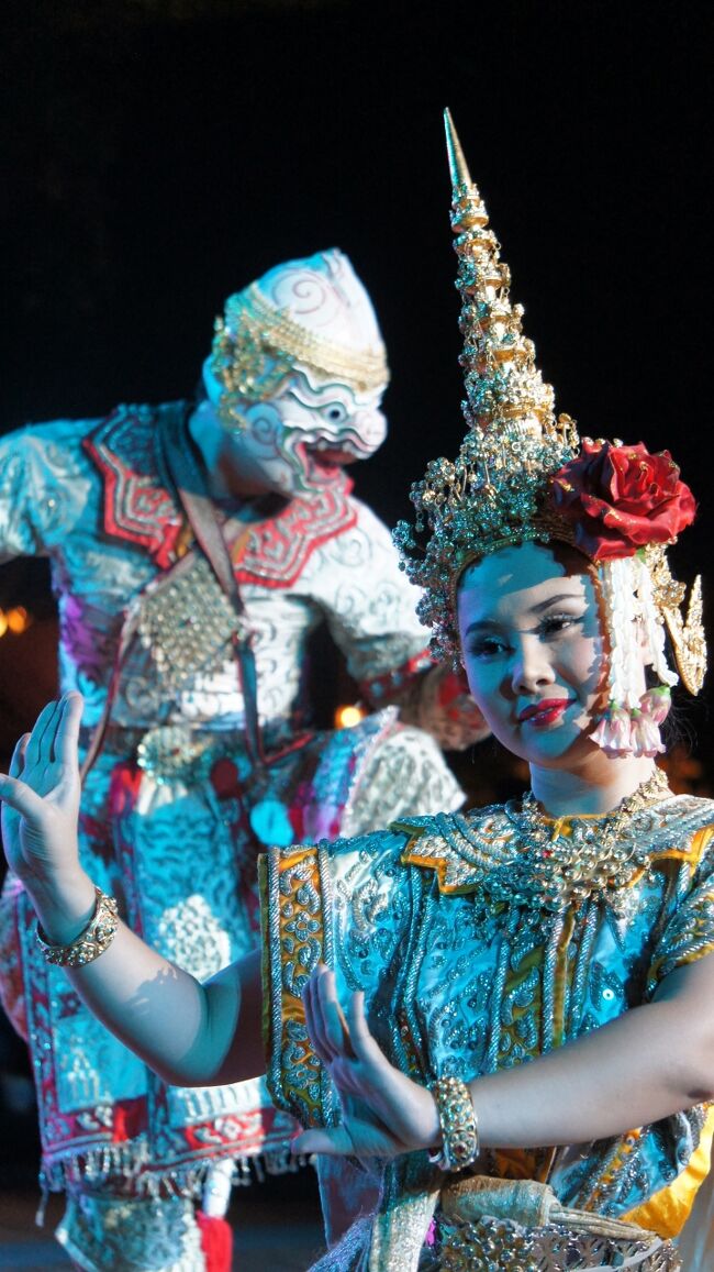 Sabaai! Northern Thailand（13）クム・カントークディナーで伝統舞踊を楽しみ、夜空へコム・ローイを揚げる。