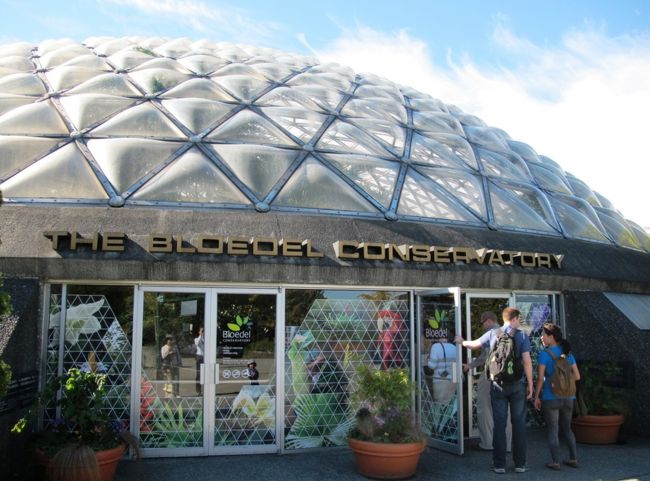 ブローデル温室植物園（Bloedel Floral Conservatory）に行ってきました。<br /><br />バンクーバーで唯一の熱帯温室で、クイーン・エリザベス公園（Queen Elizabeth Park）の中にあります。<br /><br />バンクーバーは9月からずっと雨か曇りでしたが、今日は珍しく快晴でした。そこで、バンクーバー国際映画祭に日本映画 “The Great Passage （舟を編む）” を見に行く予定を取りやめて、公園を散策しました。<br /><br />温室はそれほど大きくないのですが、500種類の植物が植えられ、100匹の鳥が放し飼いにされています。バンクーバーで熱帯の色鮮やかな鳥が飛び回っているのは不思議な感じでした。手軽に楽しめる場所です。<br /><br />■ クイーン・エリザベス公園 訪問歴 ■<br />1回目） 初夏の散歩<br />http://4travel.jp/travelogue/10814367<br />★2回目） ブローデル温室植物園<br />http://4travel.jp/travelogue/10819729<br />3回目） 秋の散歩 紅葉探し<br />http://4travel.jp/travelogue/10947298<br />4回目） 日本より一足早いお花見 五分咲きの桜＆満開のコブシ<br />http://4travel.jp/travelogue/10991026